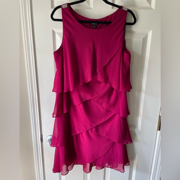 SLNY Dresses & Skirts - Tiered Ruffle Dress